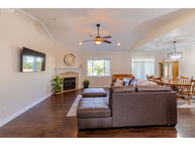 1804 SETTLERS SPRING Dr Nw, Salem, OR 97304