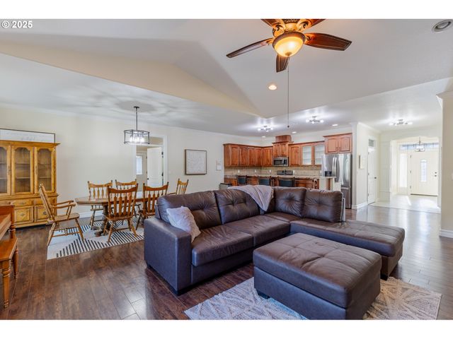 1804 SETTLERS SPRING Dr Nw, Salem, OR 97304