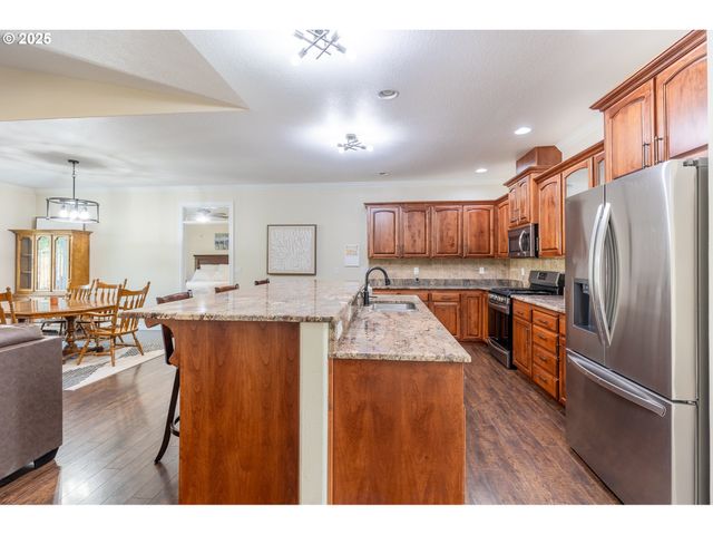 1804 SETTLERS SPRING Dr Nw, Salem, OR 97304
