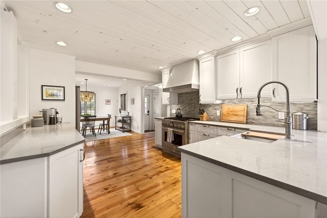 3 Stonegate Lane, Pittsford, NY 14534