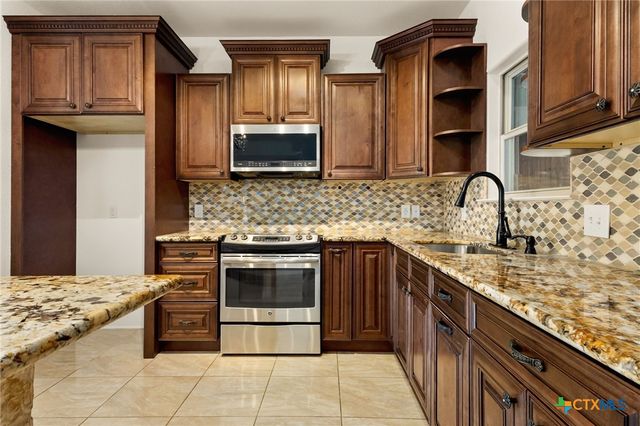 237 Wild Oak Drive, Canyon Lake, TX 78133