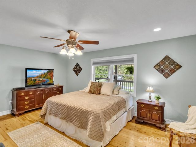 129 Hooper Haven Drive, Waynesville, NC 28786
