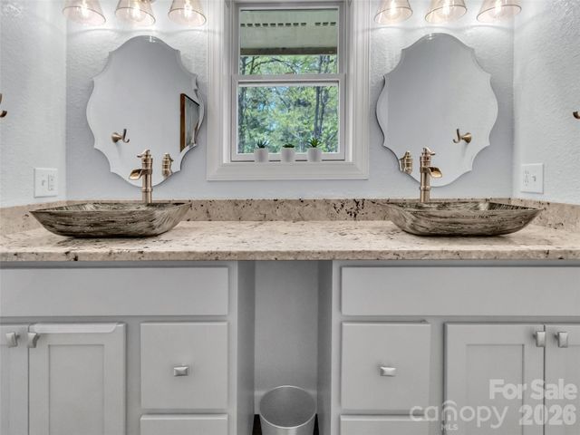 129 Hooper Haven Drive, Waynesville, NC 28786