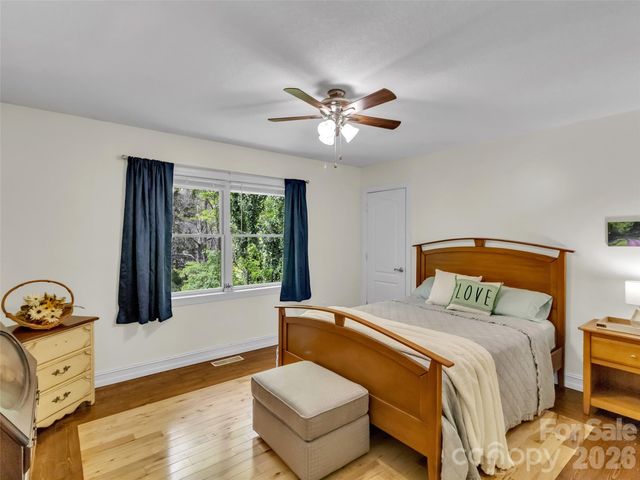 129 Hooper Haven Drive, Waynesville, NC 28786