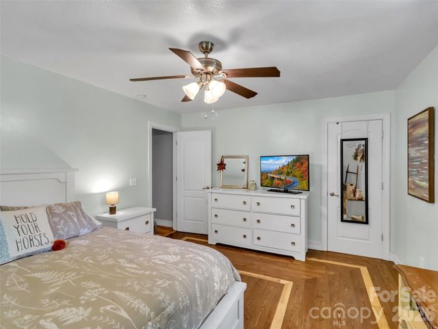 129 Hooper Haven Drive, Waynesville, NC 28786