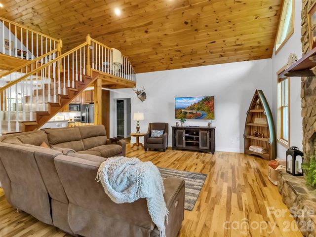 129 Hooper Haven Drive, Waynesville, NC 28786