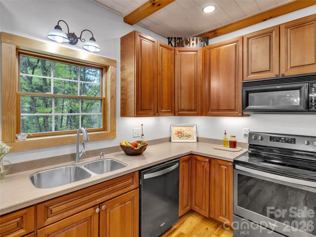 129 Hooper Haven Drive, Waynesville, NC 28786