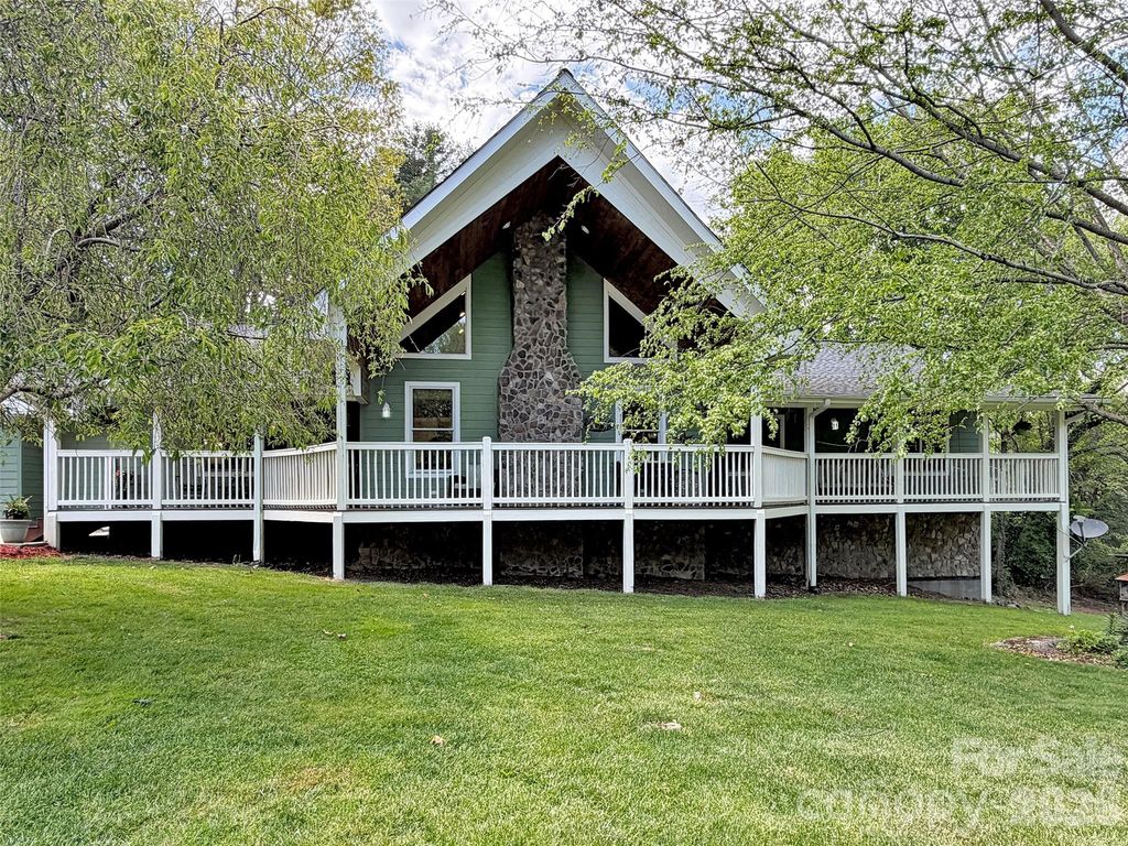 129 Hooper Haven Drive, Waynesville, NC 28786
