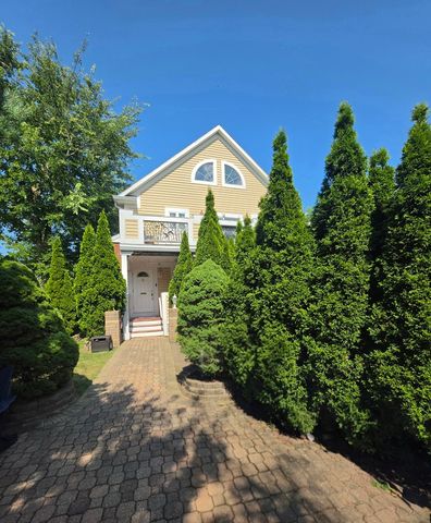 204 N Waukegan Road Upper, Lake Bluff, IL 60044