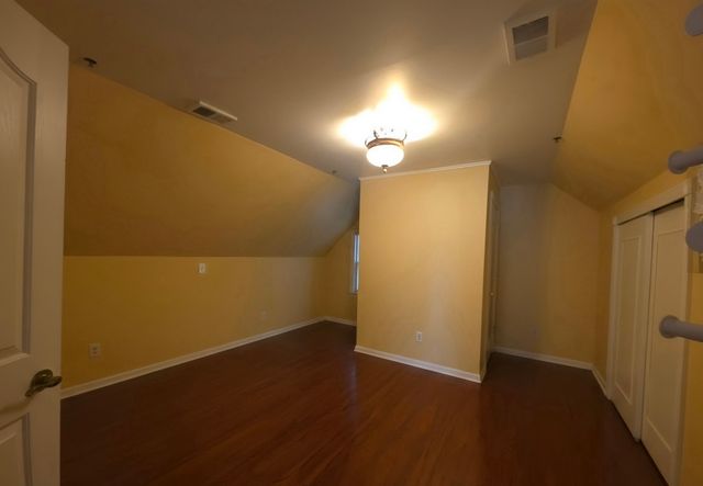 204 N Waukegan Road Upper, Lake Bluff, IL 60044