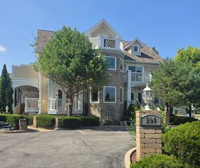 204 N Waukegan Road Upper, Lake Bluff, IL 60044