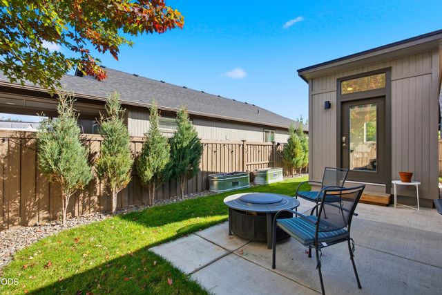 21124 Azalia Avenue, Bend, OR 97702
