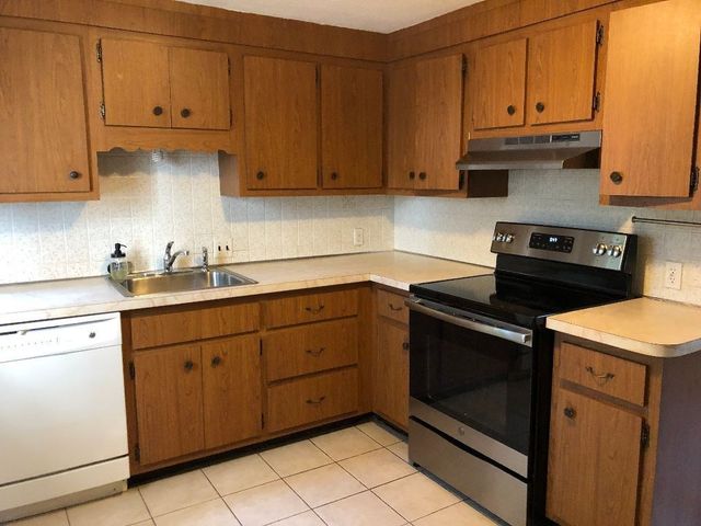 132 Emerson Gardens Rd 132, Lexington, MA 02420
