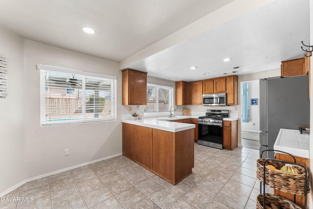 44200 Gillan Avenue, Lancaster, CA 93535