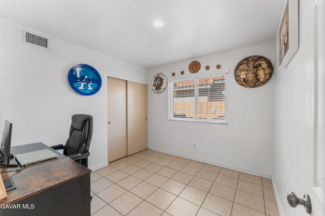 44200 Gillan Avenue, Lancaster, CA 93535