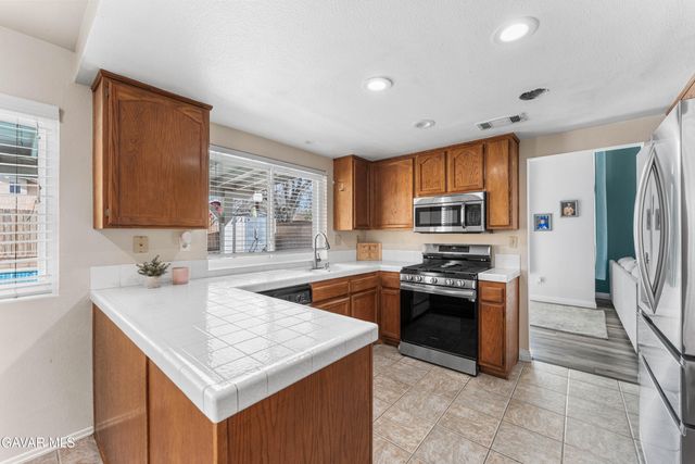 44200 Gillan Avenue, Lancaster, CA 93535