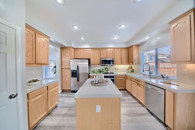 1176 Junction Dr, Manteca, CA 95337