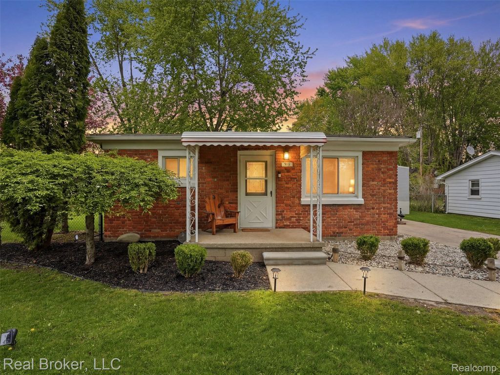 918 Columbia Street, Algonac, MI 48001