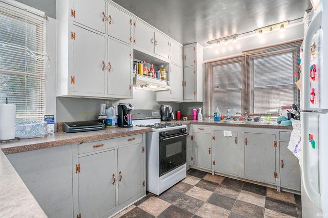 127 E Victoria Street, South Bend, IN 46613