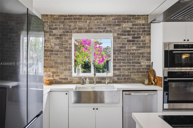 565 South Dr, Miami Springs, FL 33166