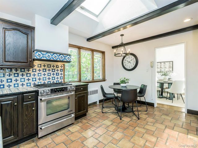 10 Jeannette Drive, Port Washington, NY 11050