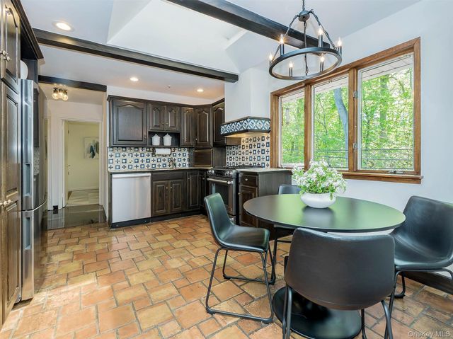 10 Jeannette Drive, Port Washington, NY 11050