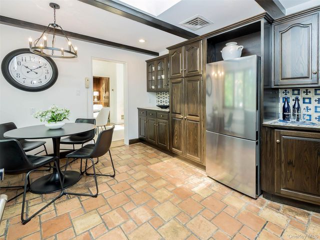 10 Jeannette Drive, Port Washington, NY 11050