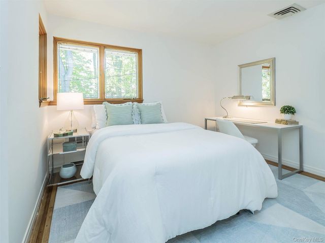 10 Jeannette Drive, Port Washington, NY 11050