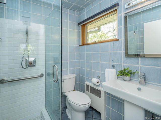 10 Jeannette Drive, Port Washington, NY 11050