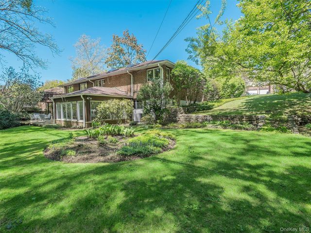 10 Jeannette Drive, Port Washington, NY 11050
