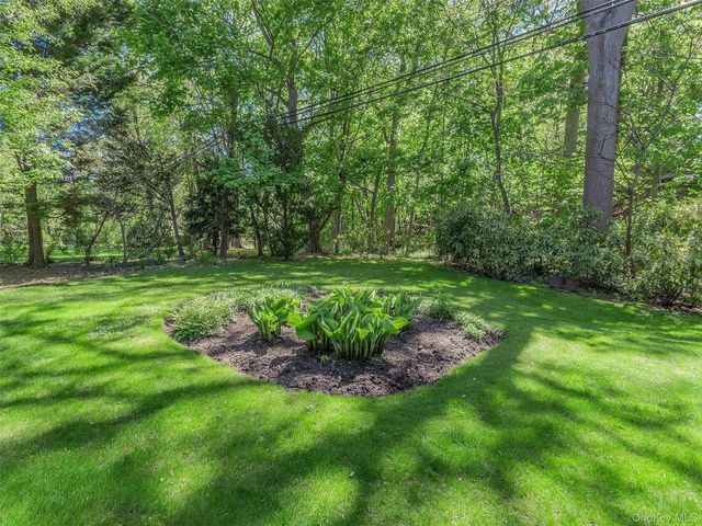 10 Jeannette Drive, Port Washington, NY 11050