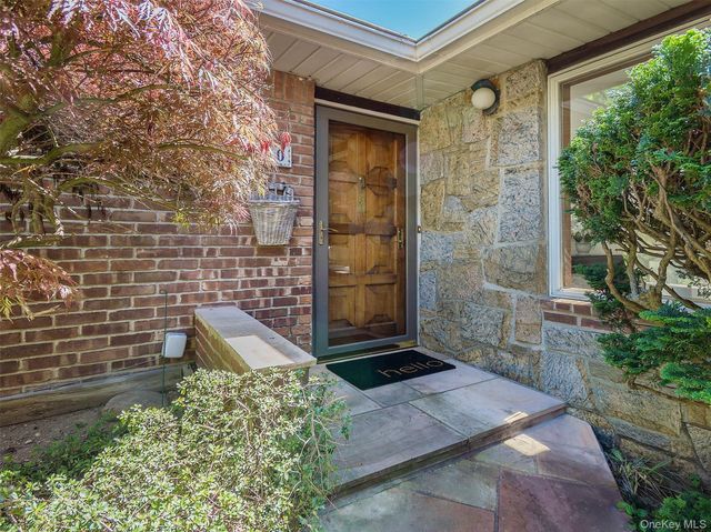 10 Jeannette Drive, Port Washington, NY 11050