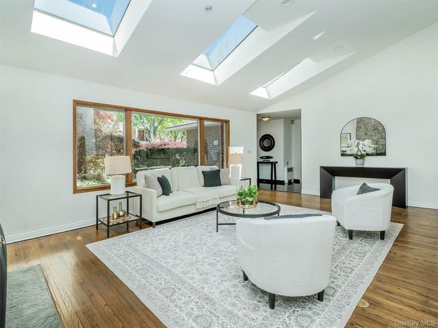 10 Jeannette Drive, Port Washington, NY 11050