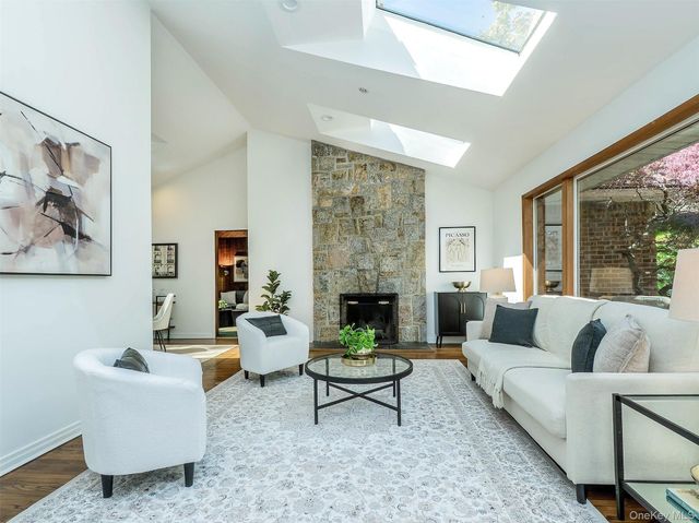 10 Jeannette Drive, Port Washington, NY 11050