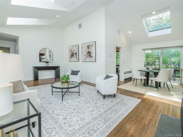 10 Jeannette Drive, Port Washington, NY 11050