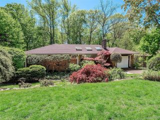 10 Jeannette Drive, Port Washington, NY 11050