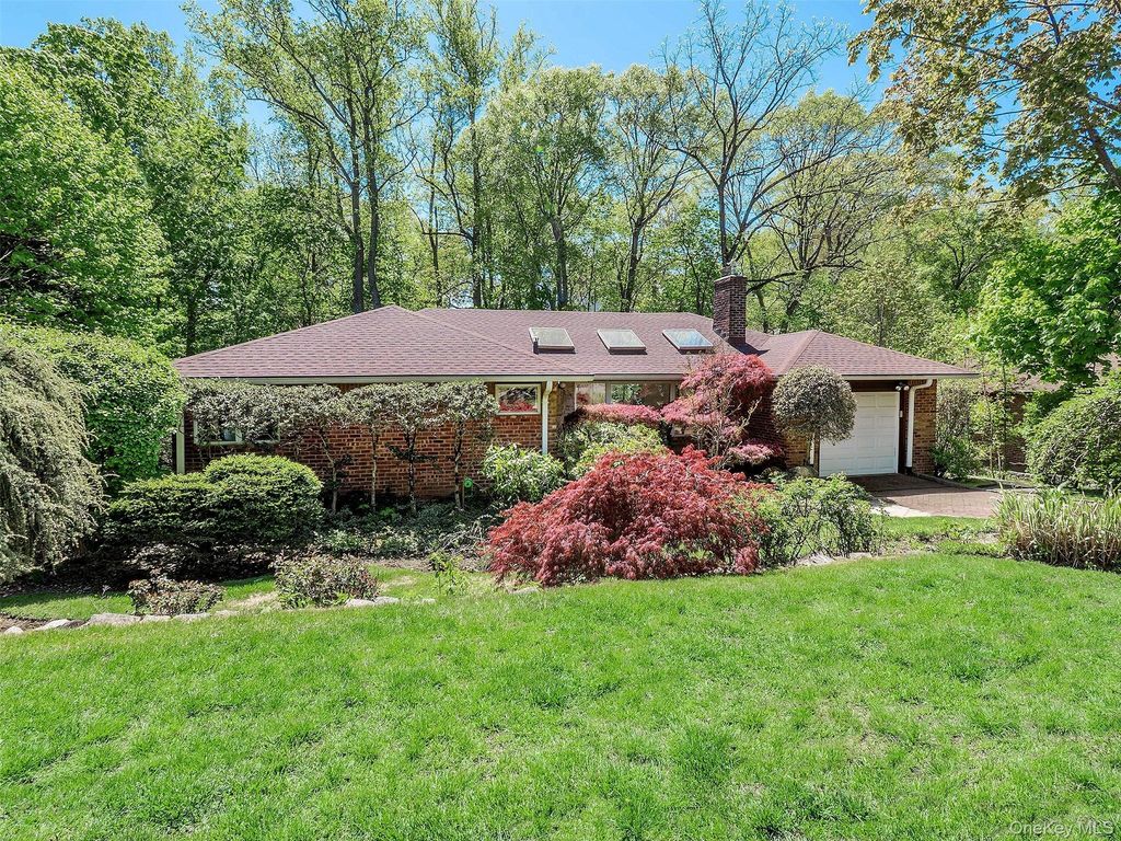 10 Jeannette Drive, Port Washington, NY 11050