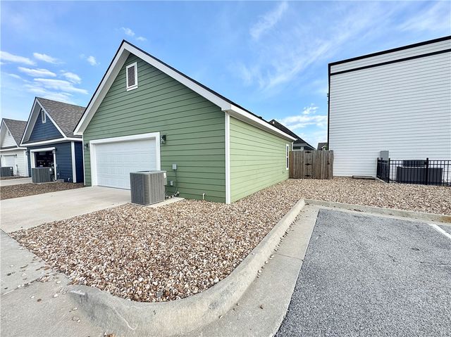 904 NE Heights Lane, Bentonville, AR 72712