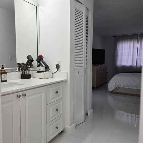 325 NW 72nd Avenue 301, Miami, FL 33126