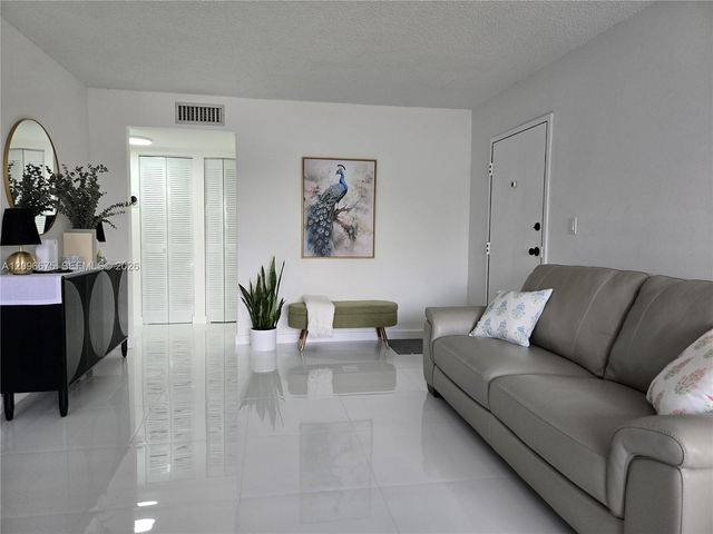 325 NW 72nd Avenue 301, Miami, FL 33126
