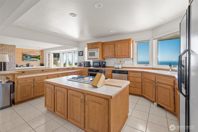 1889 West Beach Road, Oak Harbor, WA 98277
