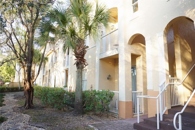 130 Jacaranda Country Club Dr 203, Plantation, FL 33324