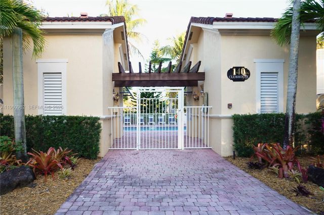 130 Jacaranda Country Club Dr 203, Plantation, FL 33324