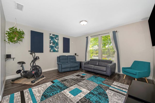11021 International Dr, Rancho Cordova, CA 95670