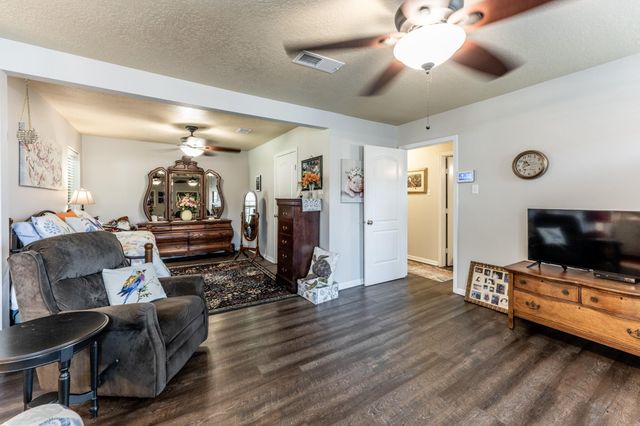 2115 Normal Park Drive, Huntsville, TX 77340