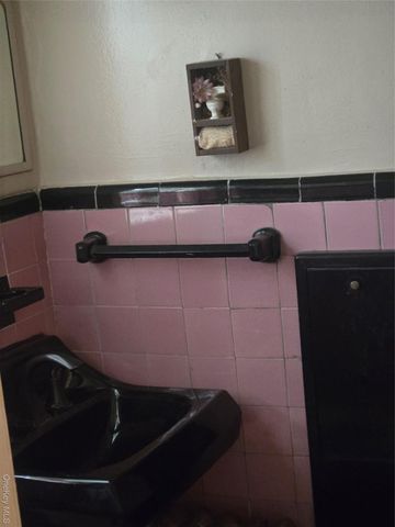 89-12 Rutledge Avenue, Glendale, NY 11385