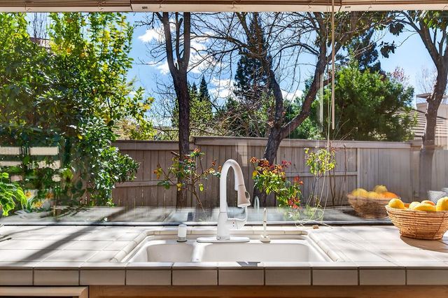 2046 Texas Bar Ct, Gold River, CA 95670