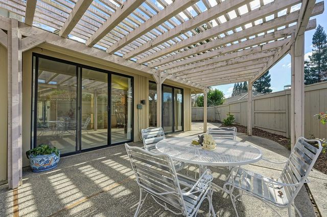 2046 Texas Bar Ct, Gold River, CA 95670