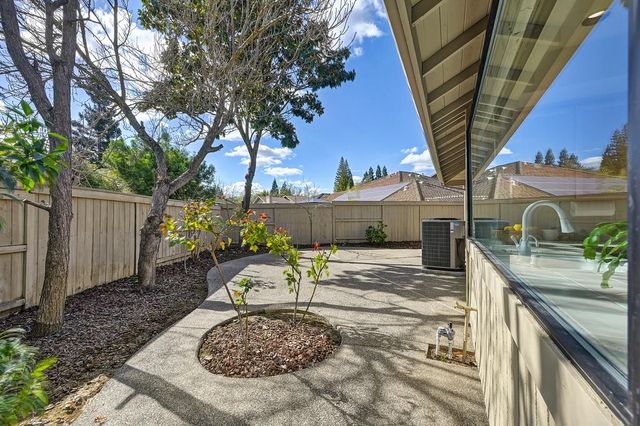 2046 Texas Bar Ct, Gold River, CA 95670