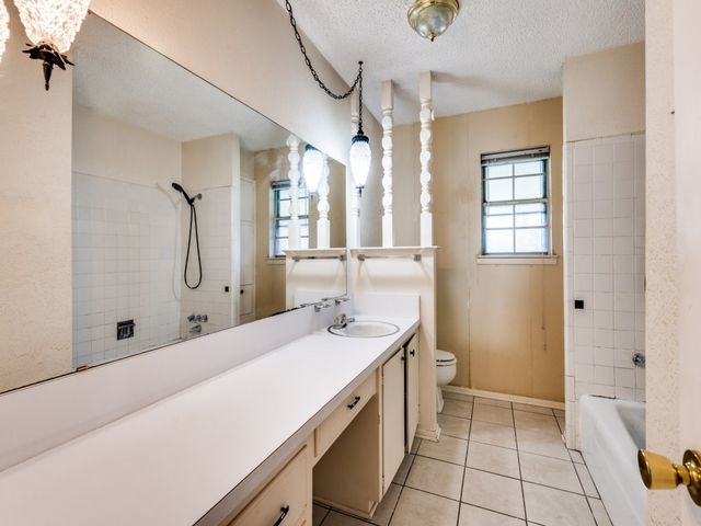 809 S Ridgeway Drive, Cleburne, TX 76033